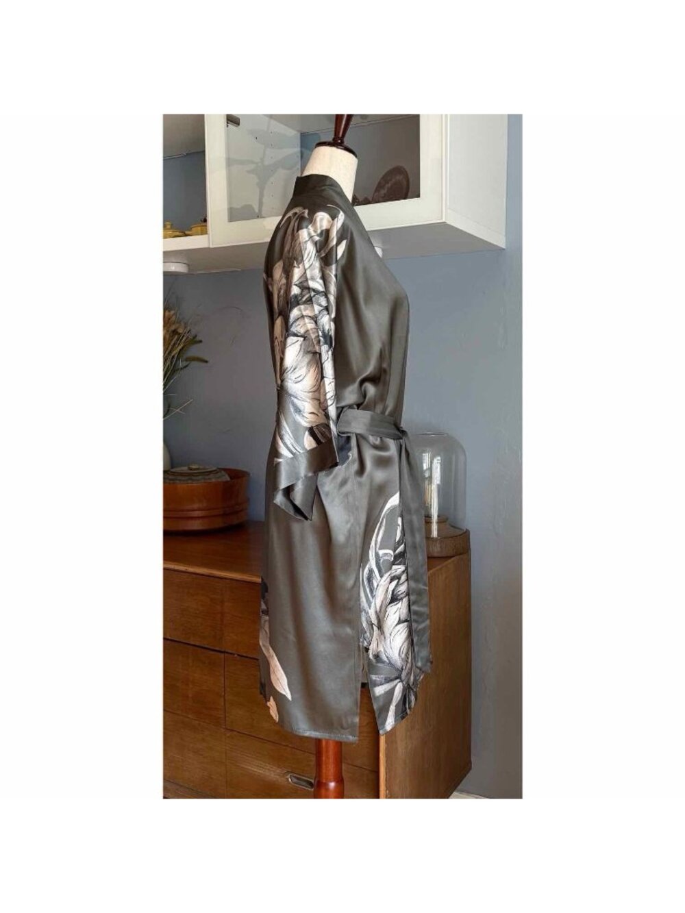 Kim + Ono Washable Silk Kiku Short Kimono Robe One Size - Picture 3 of 7